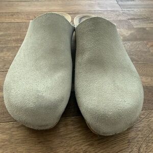 No 6 Contour Clog on Flat Base in Chalk Suede 39